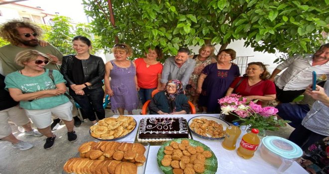 100 YA­ŞI­NA GİREN HA­Tİ­CE NİNE'YE SÜRP­RİZ DOĞUM GÜNÜ