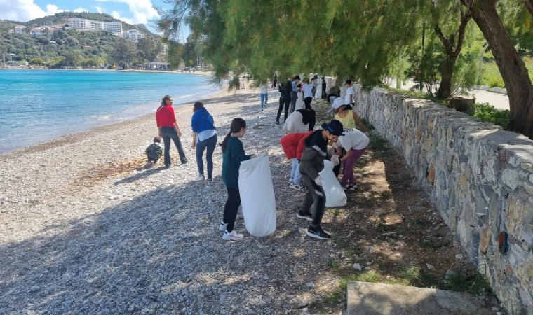 MİNİK ELLER TAŞLIK PLAJINI PIRIL PIRIL YAPTI