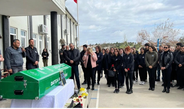 HAYATINI KAYBEDEN ÖĞRETMENE OKUL BAHÇESİNDE TÖREN