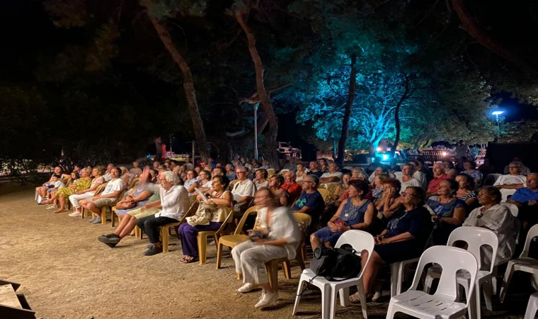 DATÇA'DA "EV­LE­Rİ­NİN ÖNÜ" TA­NI­TIM FİL­Mİ­NE YOĞUN İLGİ