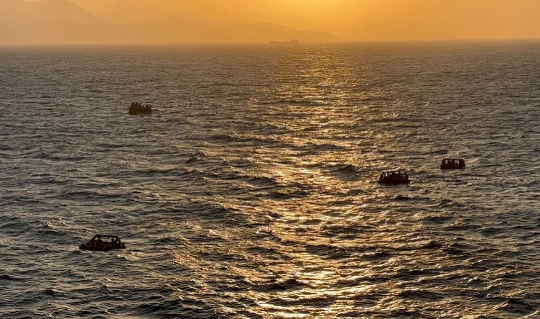 DATÇA AÇIKLARINDA 66 DÜZENSİZ GÖÇMEN KURTARILDI, 2 KAÇAKÇI GÖZALTINDA