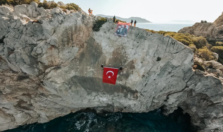 KAYALIKLARDA BAYRAK, GÖNÜLLERDE ZAFER: DATÇA’DA GÖNÜLLÜLERDEN MİLLİ MESAJ