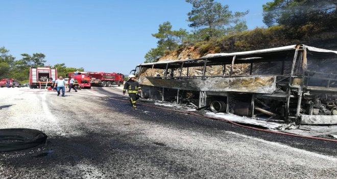 DATÇA 'DA YOLCU OTOBÜSÜ YANDI ,ALEVLER ORMANA SIÇRADI