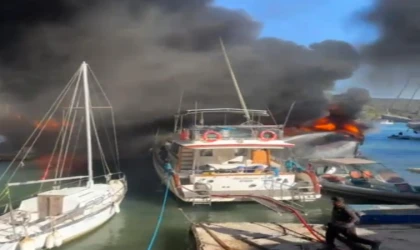 3 MOTOR YAT VE 1 YELKENLİ KULLANILAMAZ HALE GELDİ KARADAN VE DENİZDEN YANGINA MÜDAHALE EDİLDİ (2)