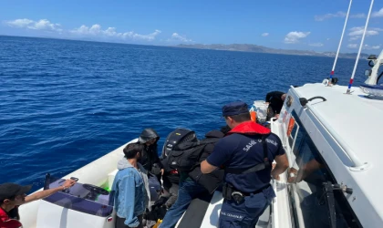 DATÇA AÇIKLARINDA 33 DÜZENSİZ GÖÇMEN KURTARILDI