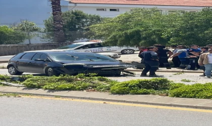 OTOMOBİL AYDINLATMA DİREĞİNE ÇARPTI