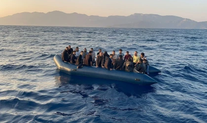 DATÇA AÇIKLARINDA 21 DÜZENSİZ GÖÇMEN KURTARILDI