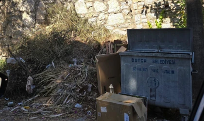 DATÇA'DA 50 GÜNDÜR ALINMAYAN ÇÖPLER TEPKİ TOPLUYOR:“DATÇA DATÇA OLALI BÖYLE GÖRÜLMEDİ!”