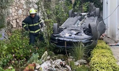 İSTİNAT DUVARINI AŞAN OTOMOBİL EV BAHÇESİNE UÇTU 1 KİŞİ HAYATINI KAYBETTİ