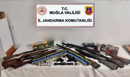 JANDARMA ARAMASIYLA ÇOK SAYIDA RUHSATSIZ SİLAH VE TARİHİ ESER ORTAYA ÇIKTI