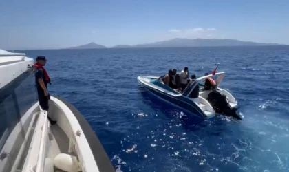 DATÇA AÇIKLARINDA GÖÇMEN TEKNESİ SÜRÜKLENDİ17 KİŞİ SAHİL GÜVENLİK TARAFINDAN KURTARILDI