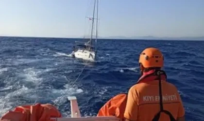 DATÇA AÇIKLARINDA SÜRÜKLENEN TEKNEDEKİ 2 KİŞİ KURTARILDI