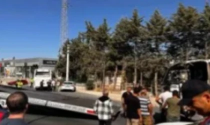 MUĞLA-AYDIN KARAYOLUNDA KAZA: VİDANJÖR SÜRÜCÜSÜ ARAÇTA SIKIŞTI