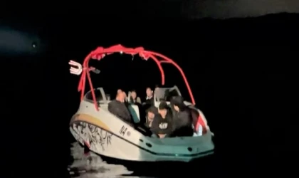 DATÇA AÇIKLARINDA GECE OPERASYONU: 8’İ ÇOCUK 11 GÖÇMEN KURTARILDI